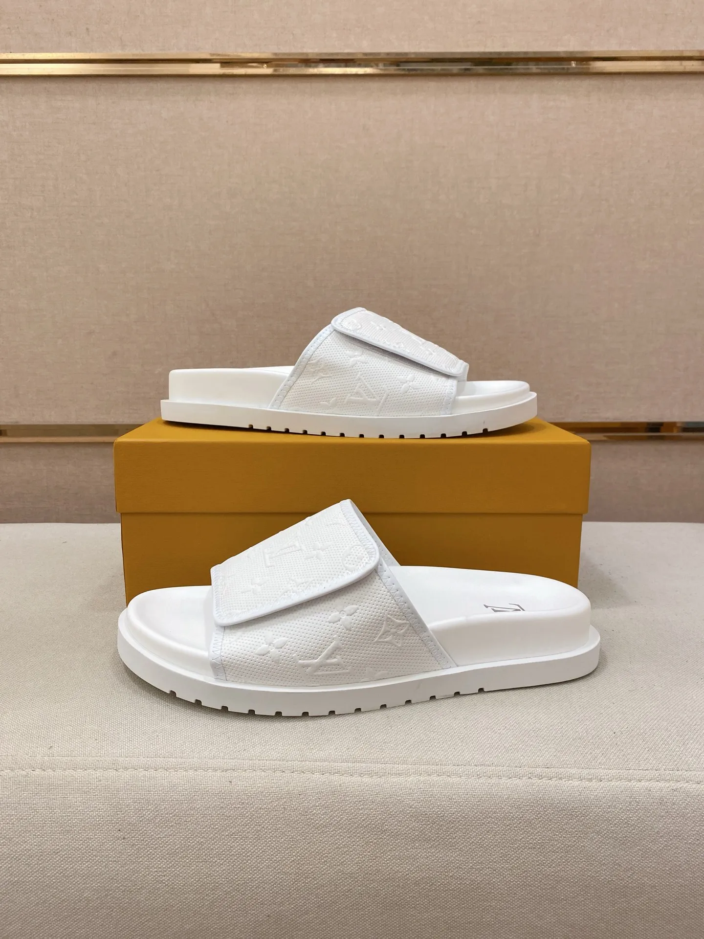 Men's shoes💰: 320💰Made by LV🔍Top purchasing agent, men's spring and summer slippers are available at the same counter. The uppers are made of cowhide imported from Italy, with logo graphics and high-quality craftsmanship. Soles: original soles specially provided by the original factory. Exclusive molded soles are super comfortable. Original goods with single order, 🔍🔍high quality, you can enter and exit the counter at will. Welcome to compare, code number 38-44.